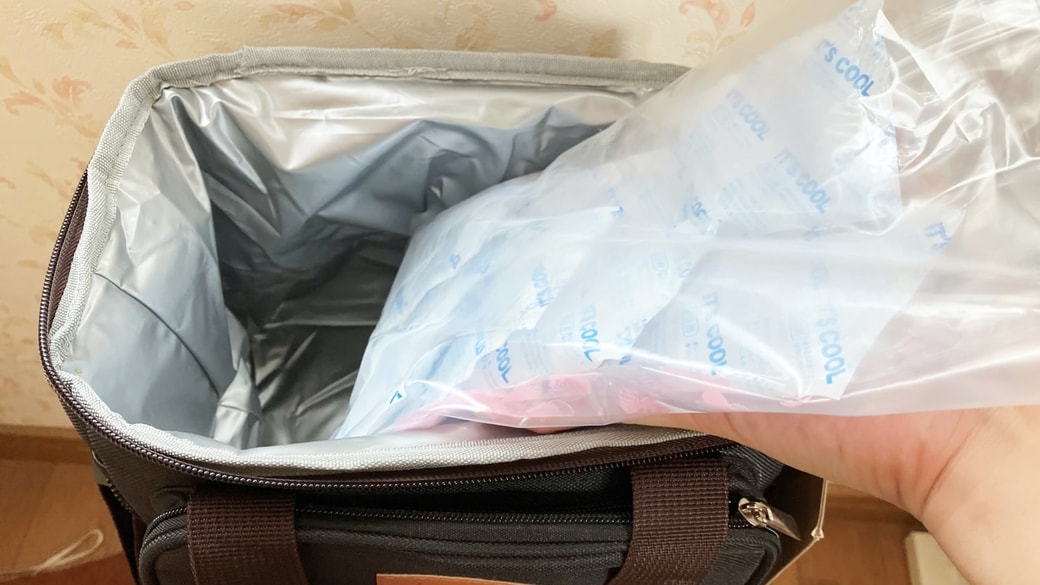 バッグに保冷剤を入れている様子