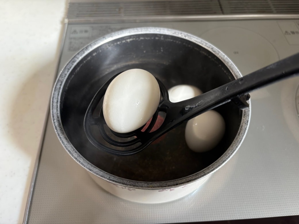 ゆで卵をすくう