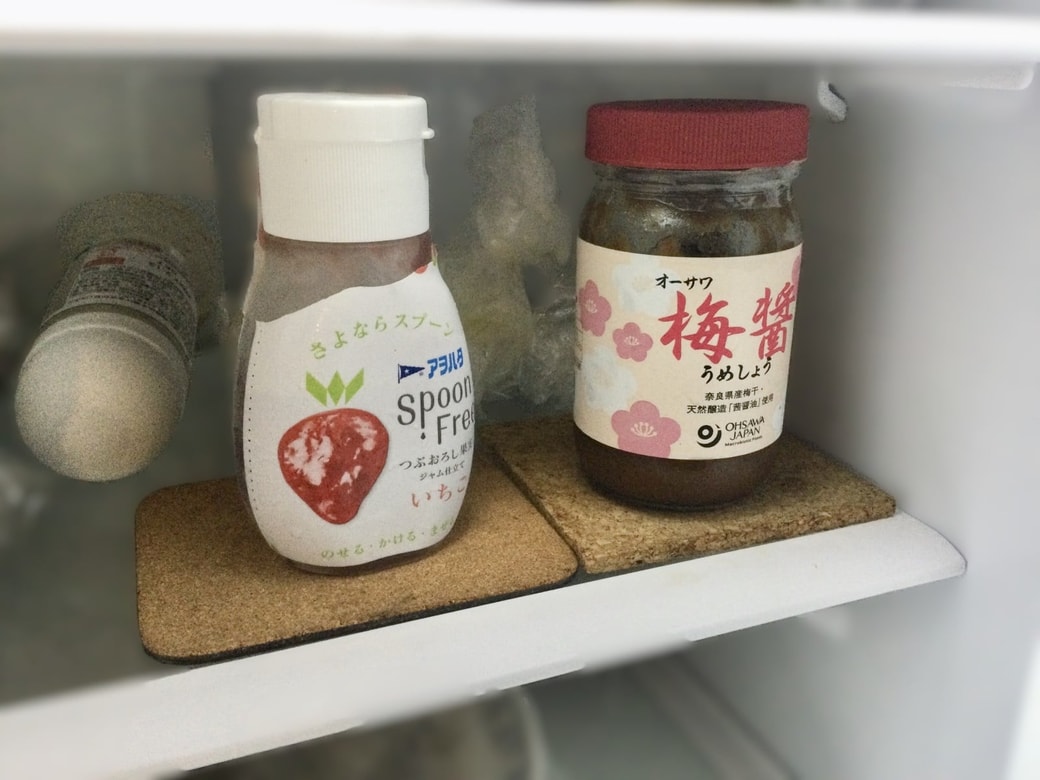 冷蔵庫にコルクコースターを敷く