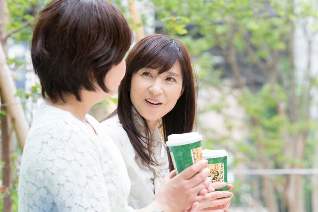 友人と会話する