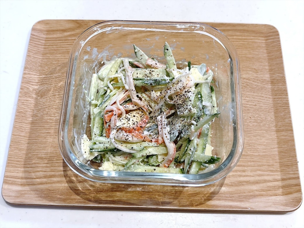 できあがった「きゅうりとカニカマのチーズマヨサラダ」