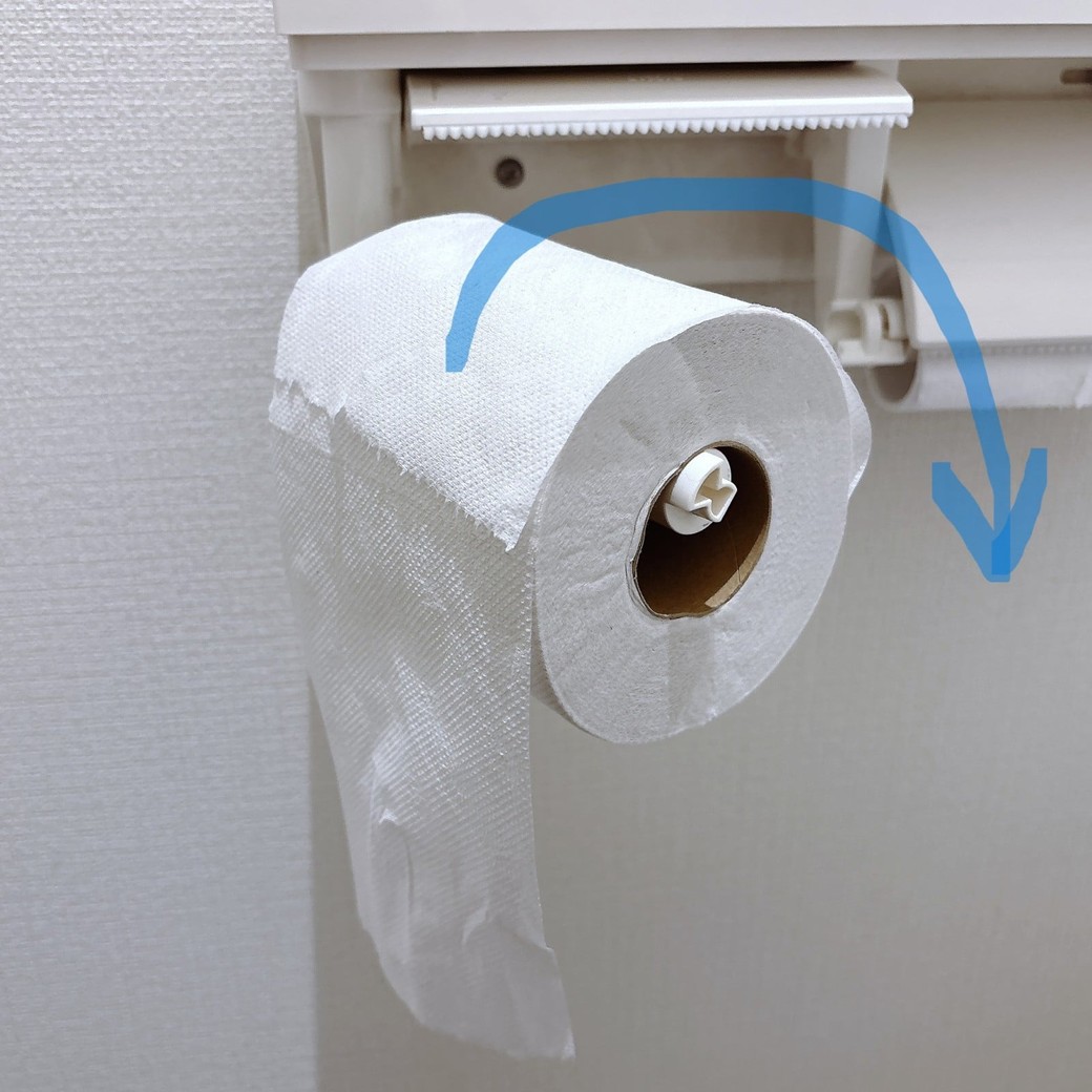 手順2．上の紙を持ってめくる