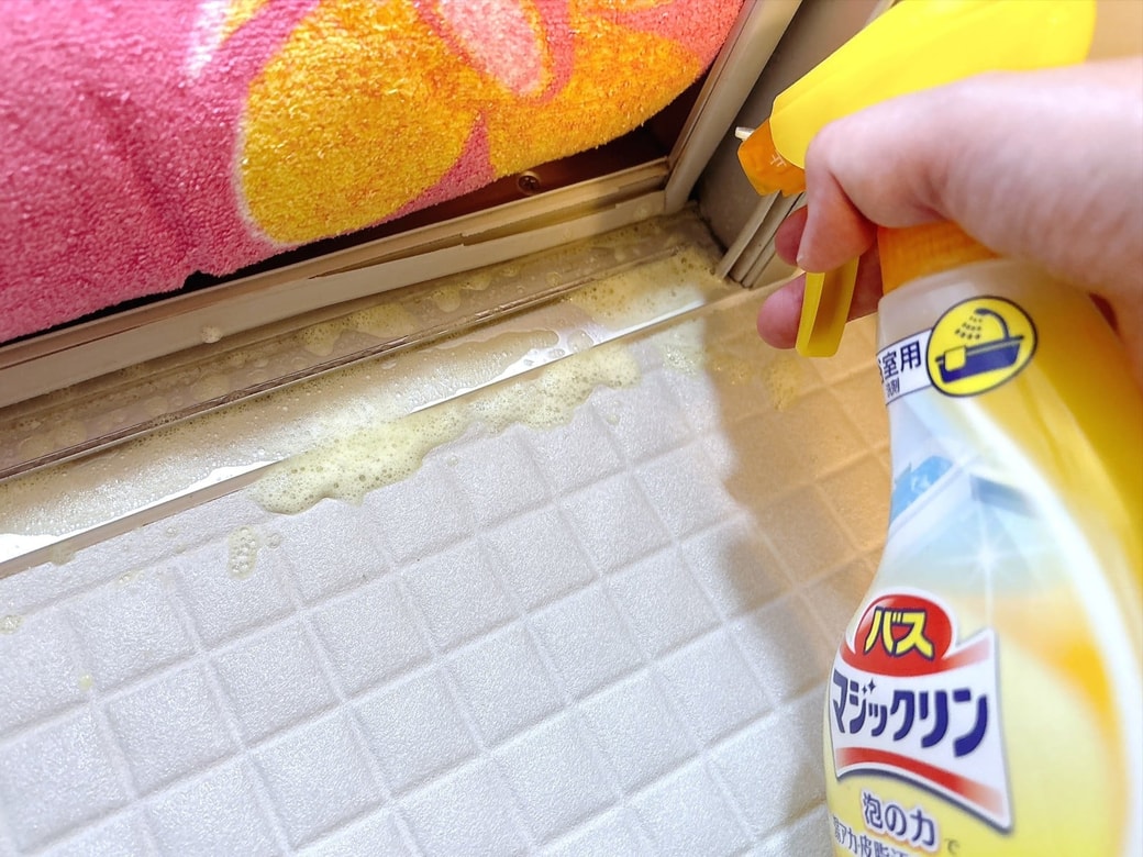 手順2.大きなゴミをティッシュで取り除き、ドアレールにバスマジックリンをかけて、2~3分置く