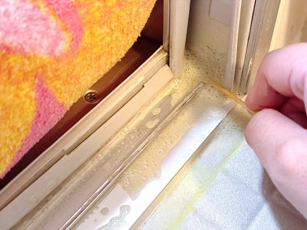細かい部分は、綿棒やつまようじを使って汚れをかき出す