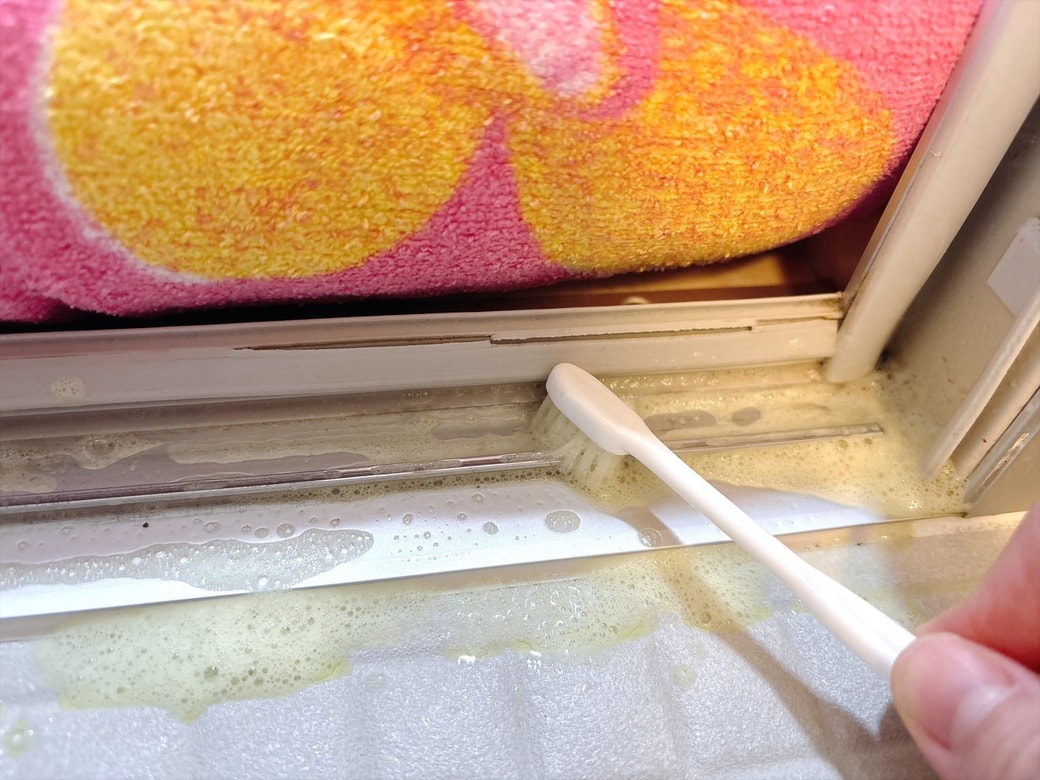 手順3.歯ブラシで汚れをこする