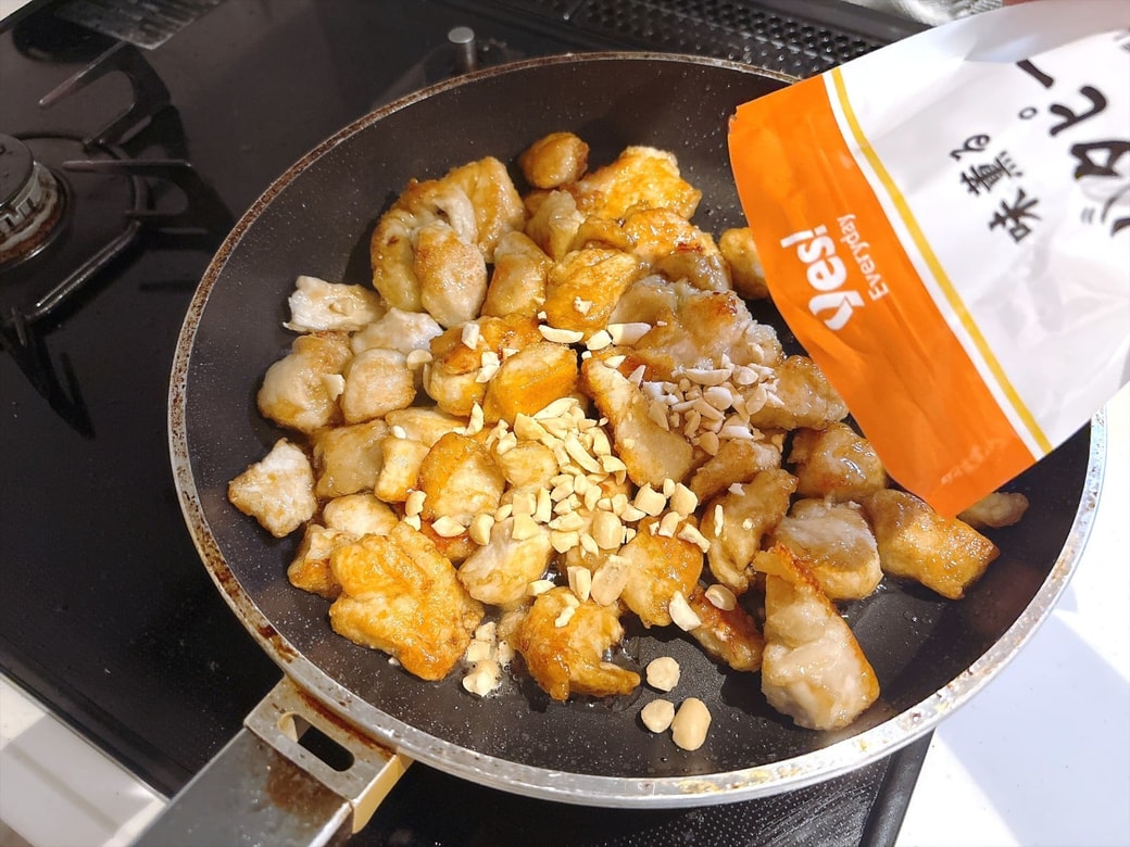 揚げ焼きにした鶏肉に、味付けしてピーナッツをまぶす