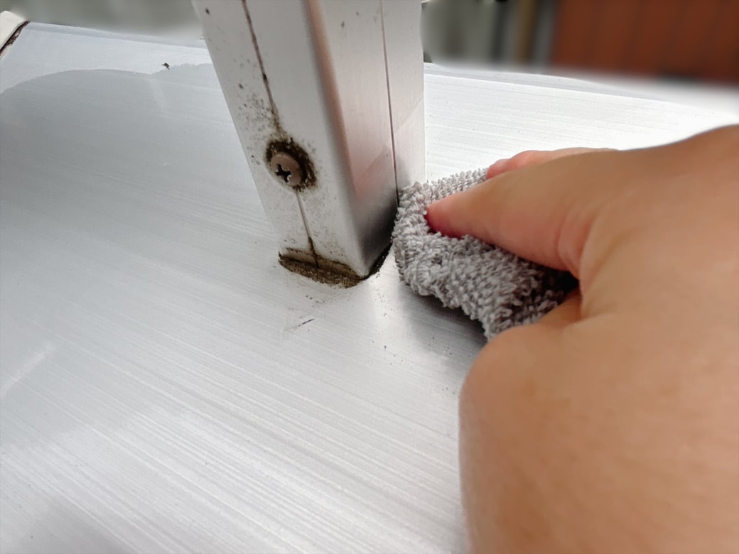 細かい部分の汚れも拭き取る