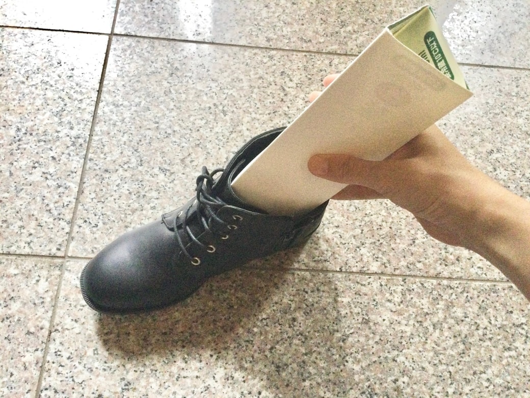 牛乳パックを靴に入れる