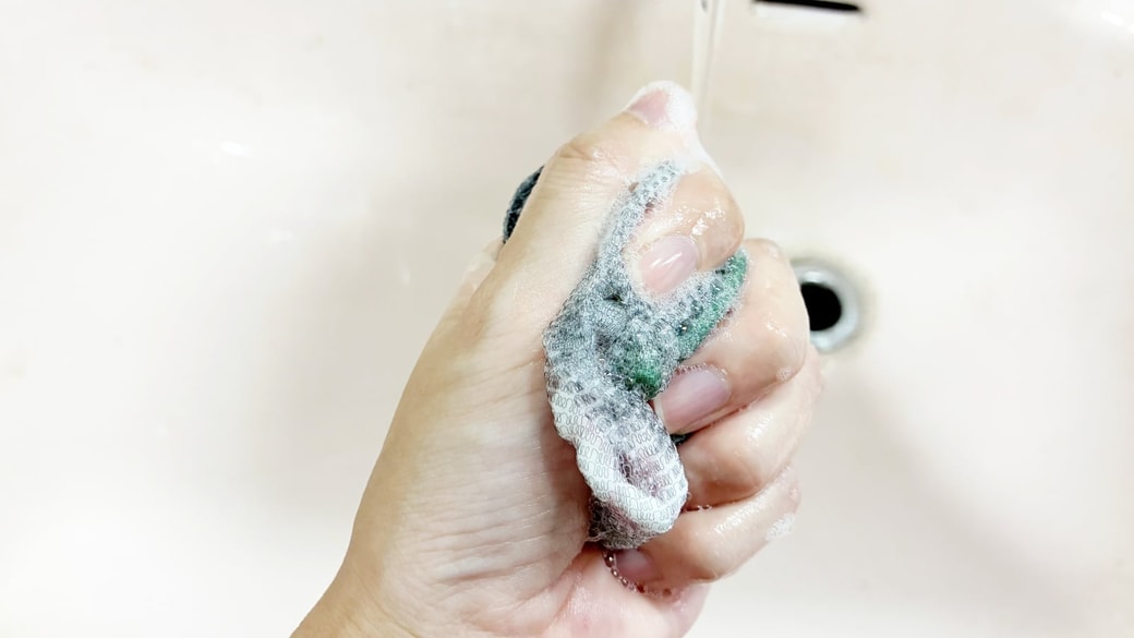 水切りネットを「汚れた靴下の予洗い」に活用:モミ洗いしている靴下