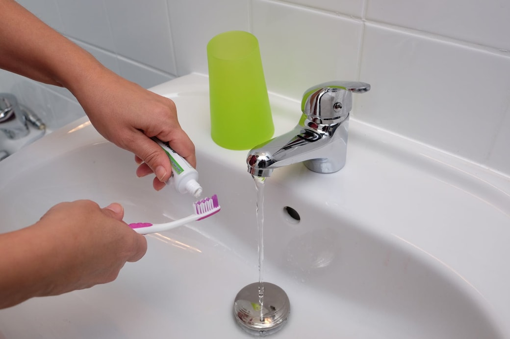 NGその1.歯みがき中に水を流しっぱなしにする