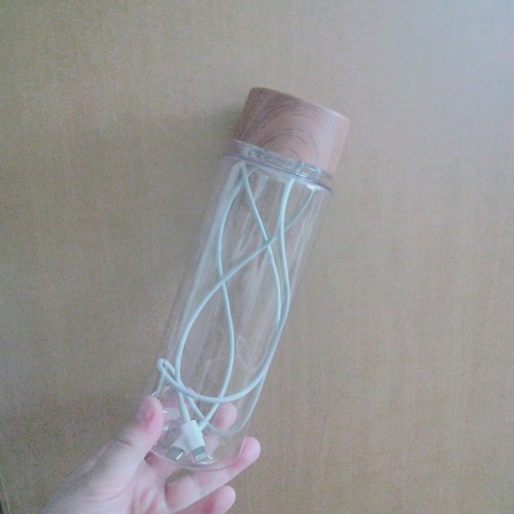 ケーブルを入れたボトル