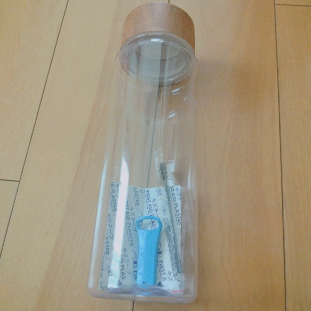 防災グッズを入れたボトル