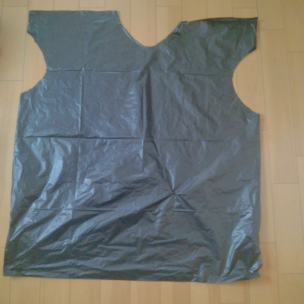 ゴミ袋で作った簡易的なポンチョ