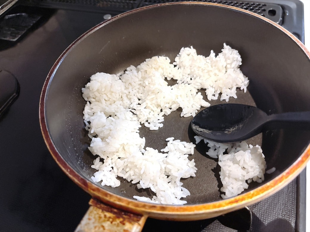 手順1.フライパンに油をひき、ごはんを炒める