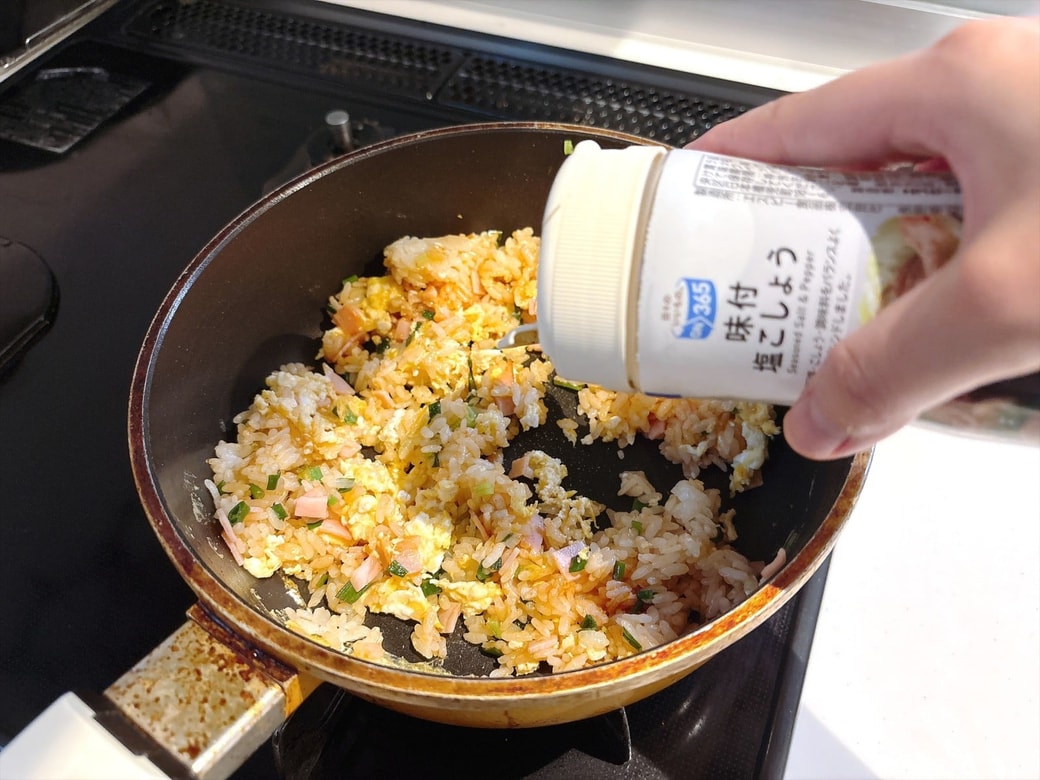 手順5.塩こしょうで味を整えたら、ごま油をまわしかけて器に盛る