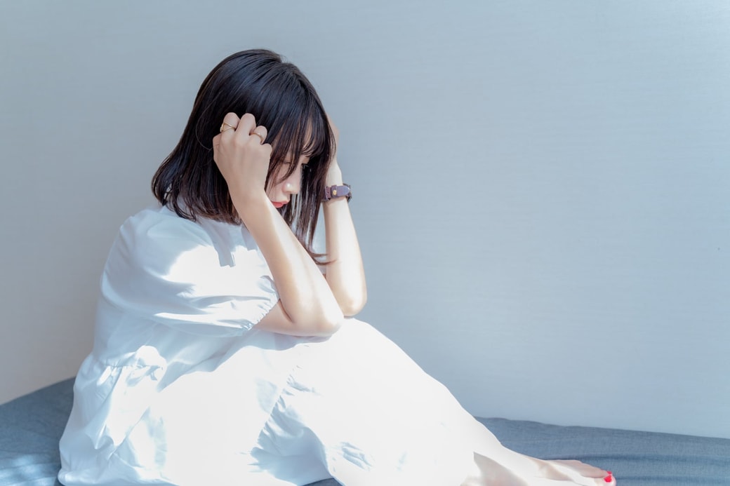 悩む女性