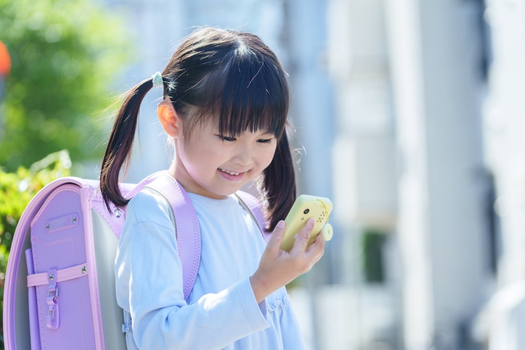 スマホを持つ子ども