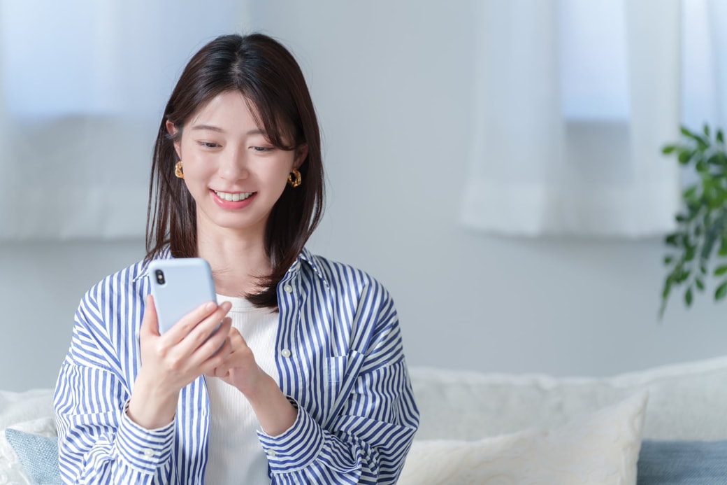 スマホを確認する女性