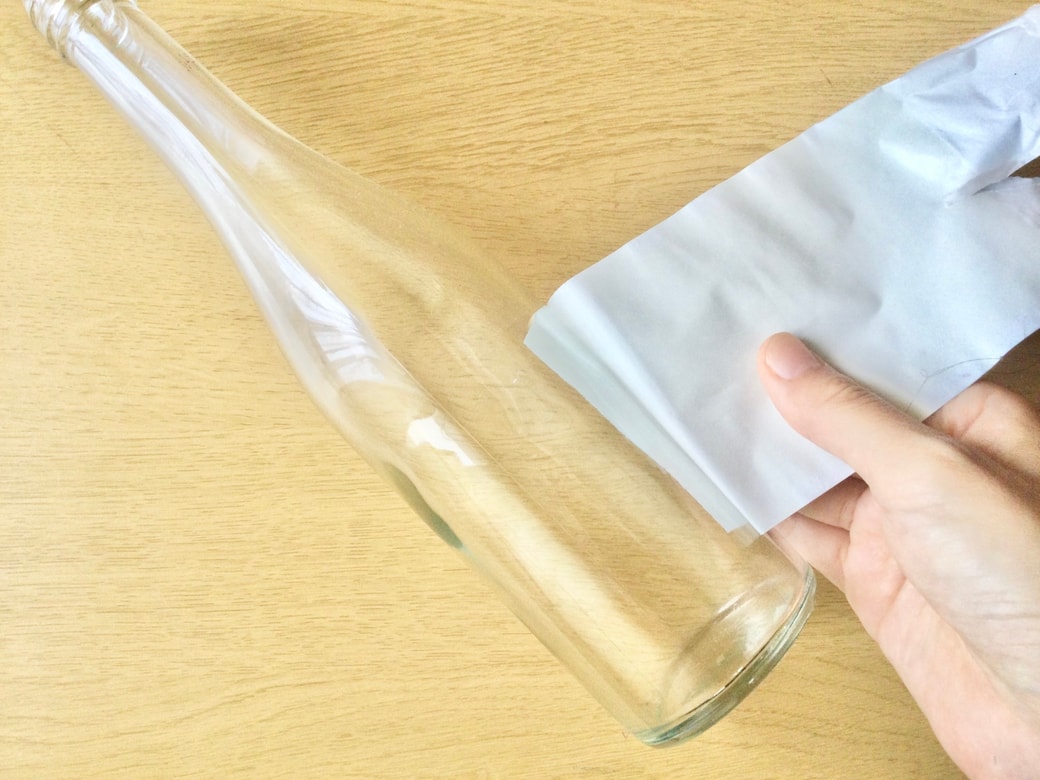 瓶のラベルを剥がす