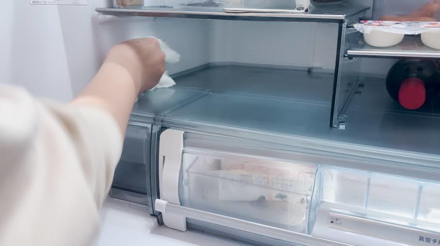 冷蔵室の気づいた汚れを拭く