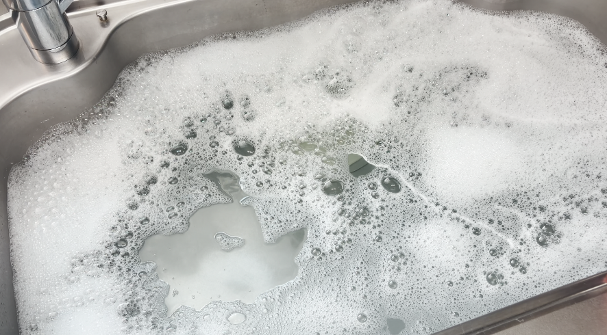 シンクに洗剤を薄めたぬるま湯をためる
