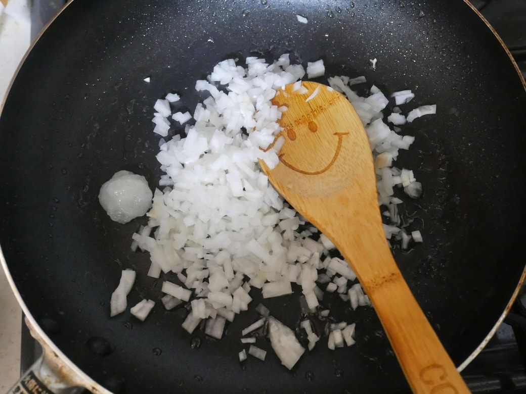 玉ねぎとにんにくチューブを炒める