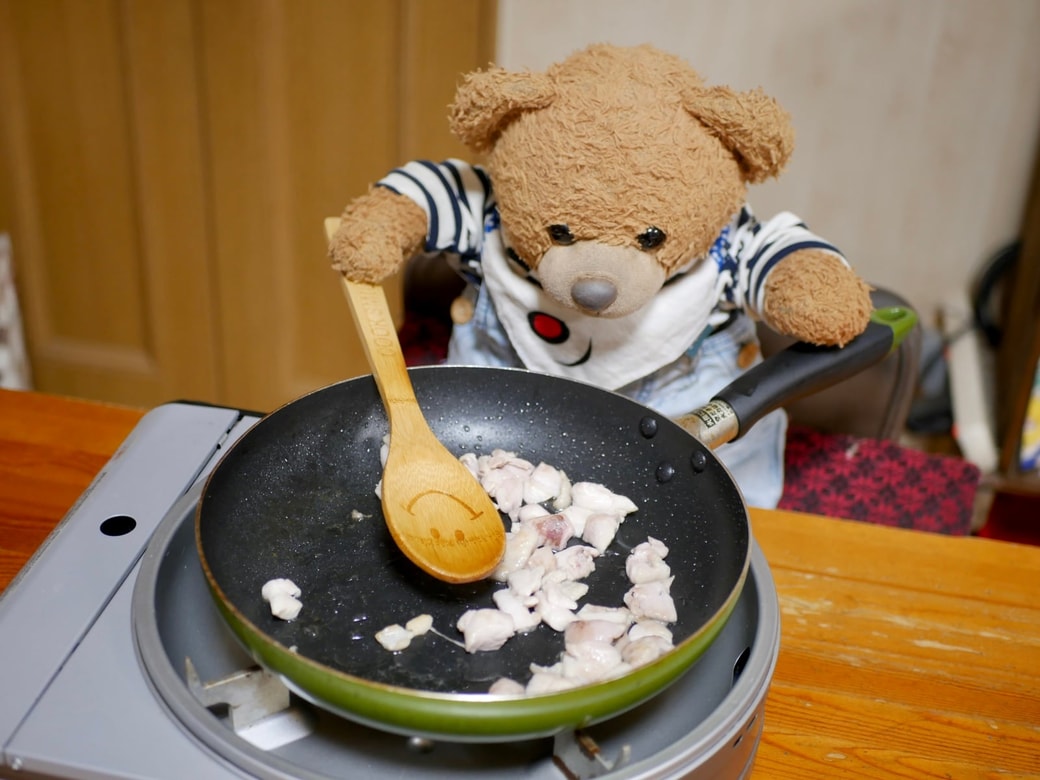 鶏肉を炒める
