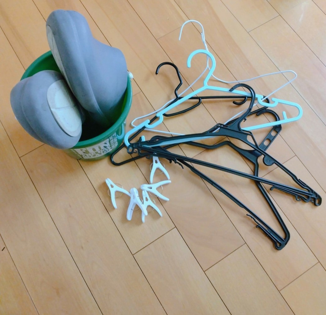 ハンガーや洗濯バサミ
