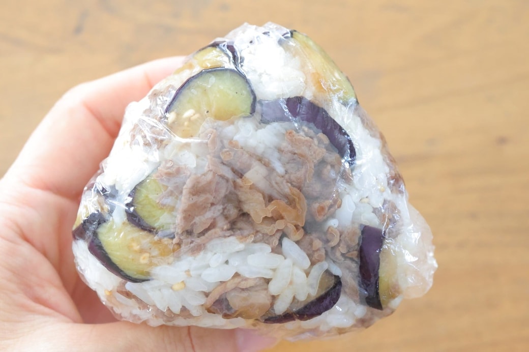 「なすと牛肉のおにぎり」