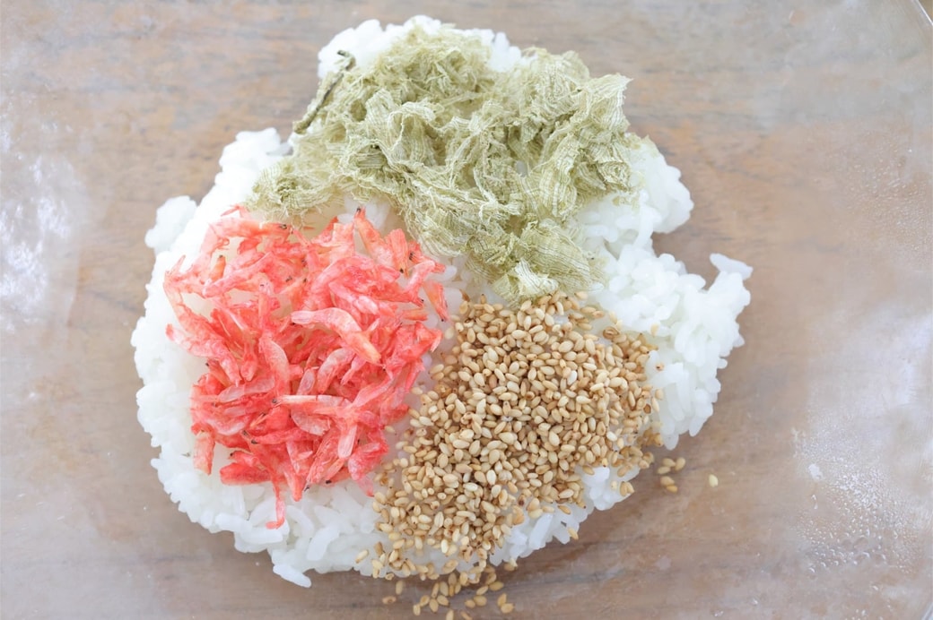 「干しえびととろろ昆布のおにぎり」