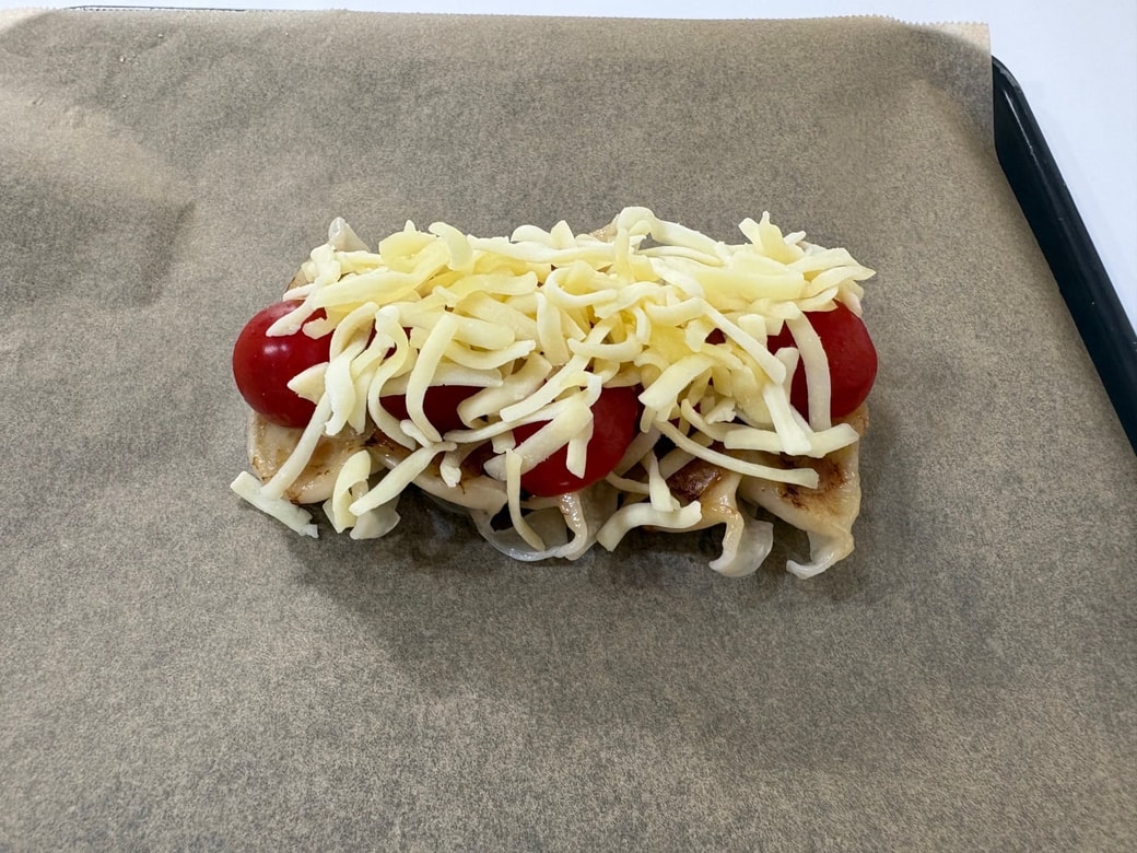 天板に餃子を並べてミニトマトとピザ用チーズをのせる