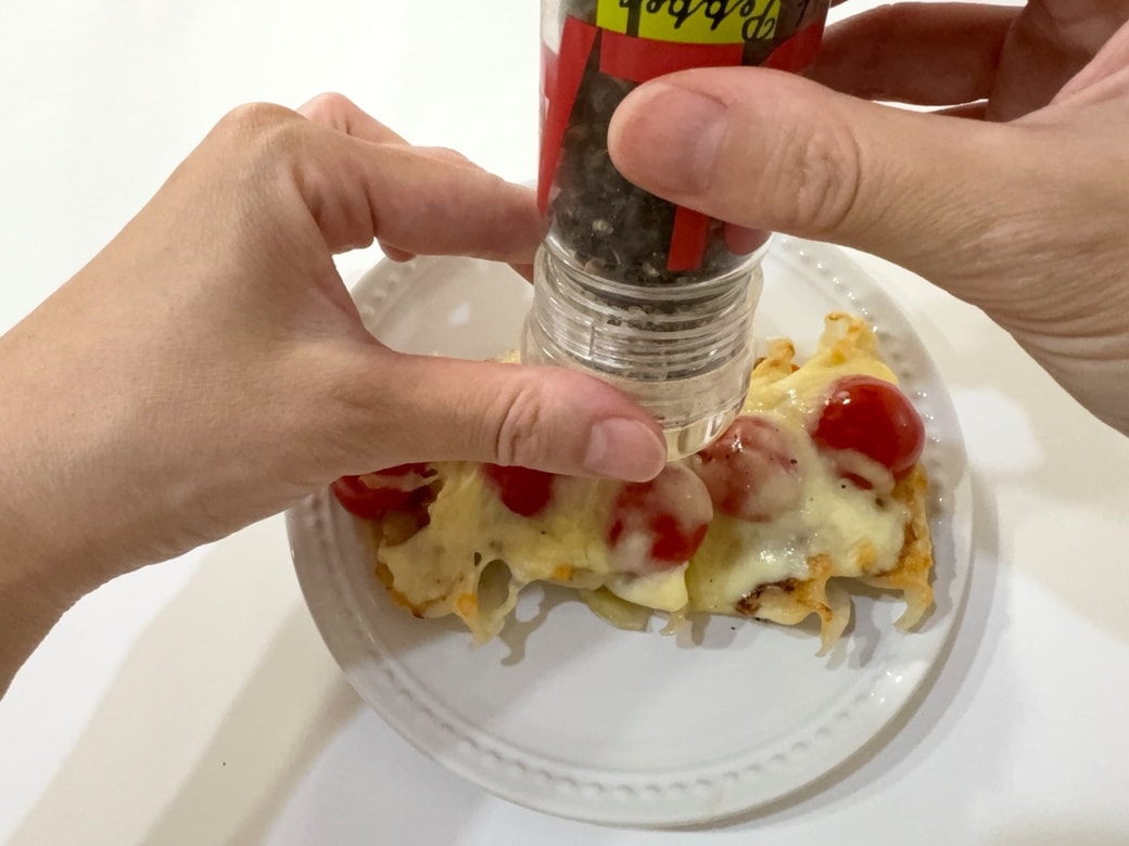 オリーブオイルとブラックペッパーをかける