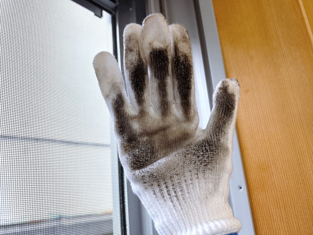 軍手が汚れで真っ黒に