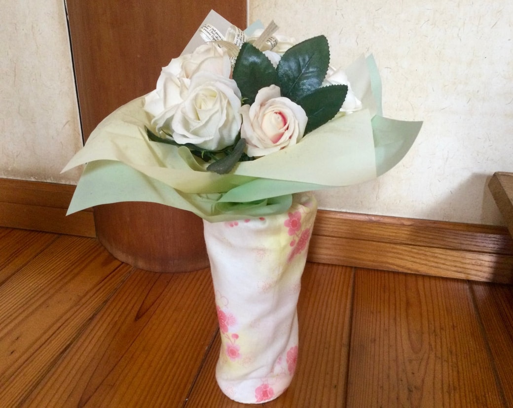 おしゃれな柄の手ぬぐいは、シンプルなデザインの花瓶に巻くだけで、季節感のあるインテリアになります。