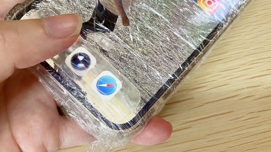 ラップを巻いた状態でスマホを操作している様子