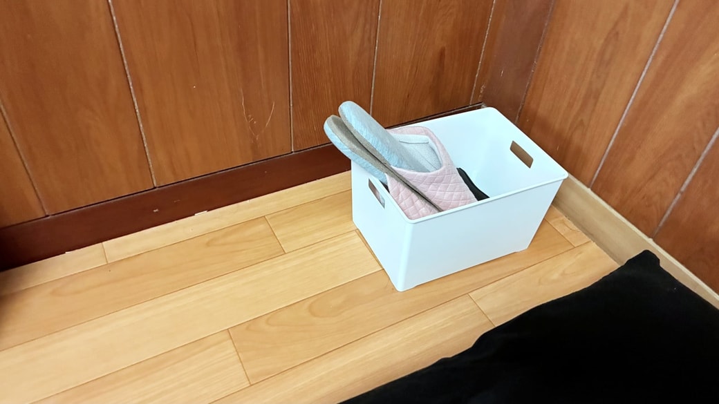 枕元に3つ(懐中電灯・ホイッスル・スリッパ)を置いている様子