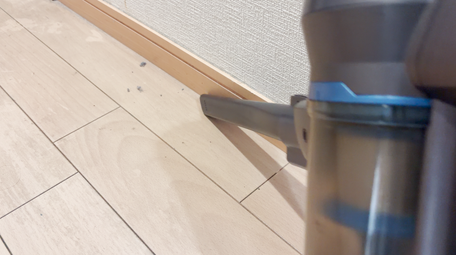 落ちたホコリを掃除機で吸う
