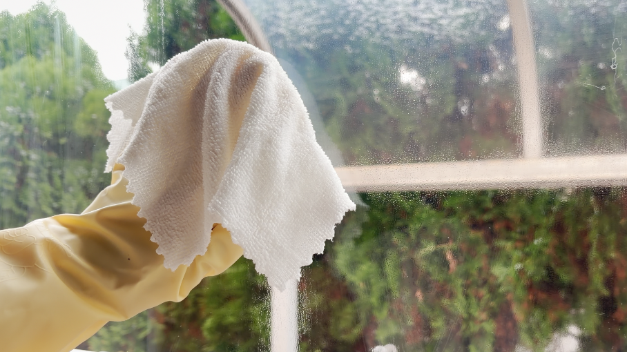 水拭きで洗剤を拭き取るが拭き筋が残っている