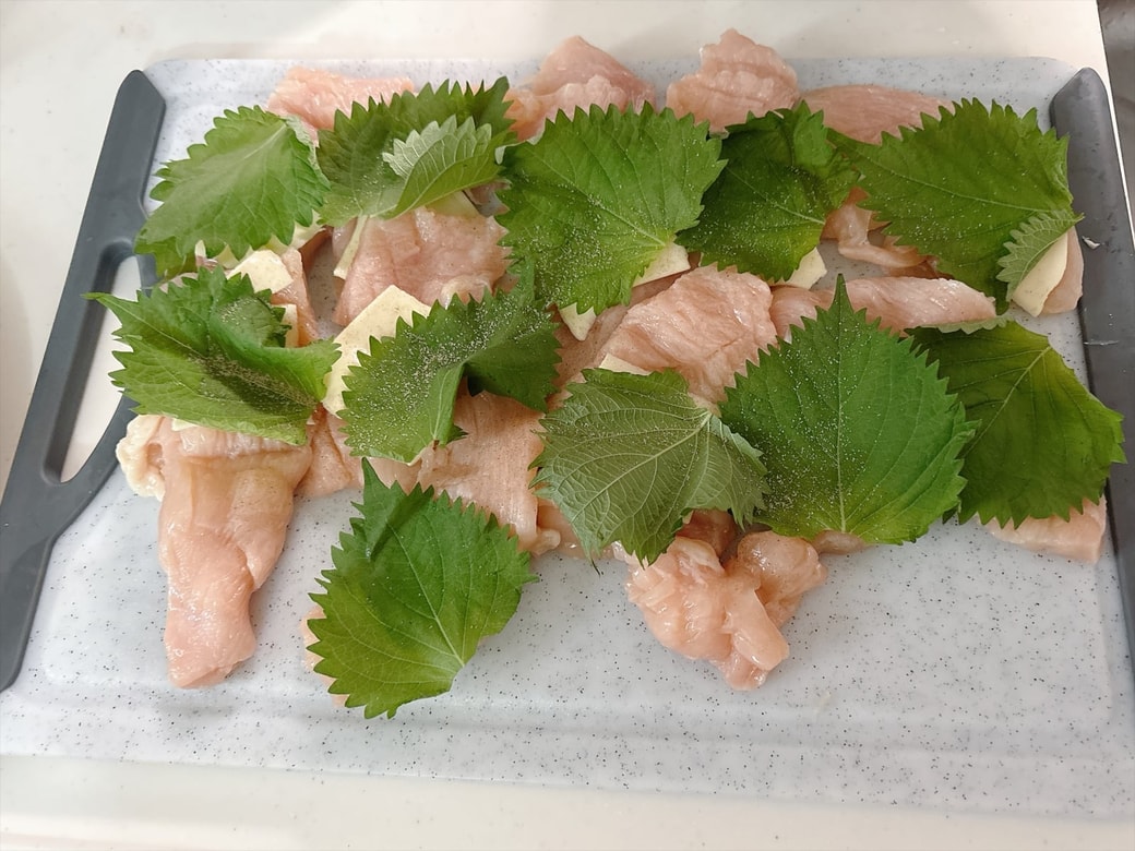 鶏むね肉を薄く開き、大葉とチーズを挟んで衣をつける