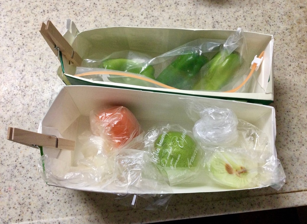 牛乳パックに使いかけ野菜を入れる