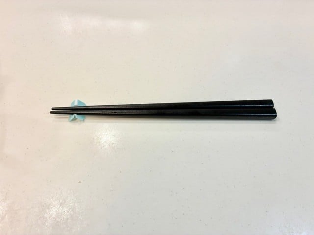 料理中、菜箸を置く「スタンド」になる！