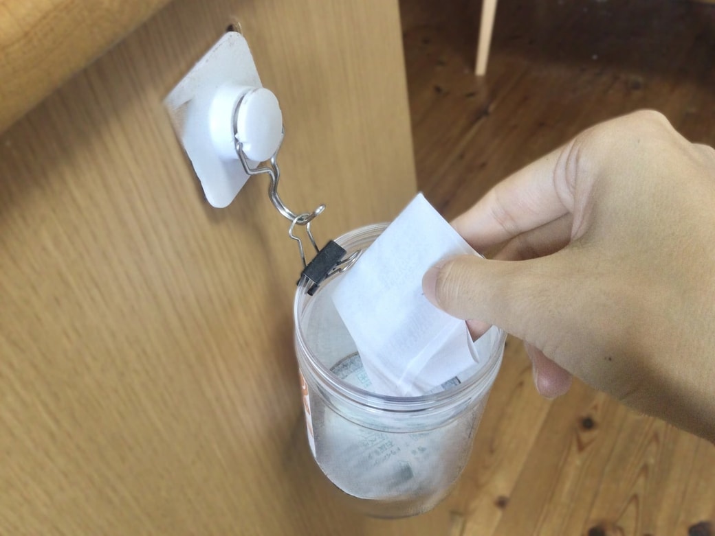 海苔の空き容器をゴミ入れとして使う