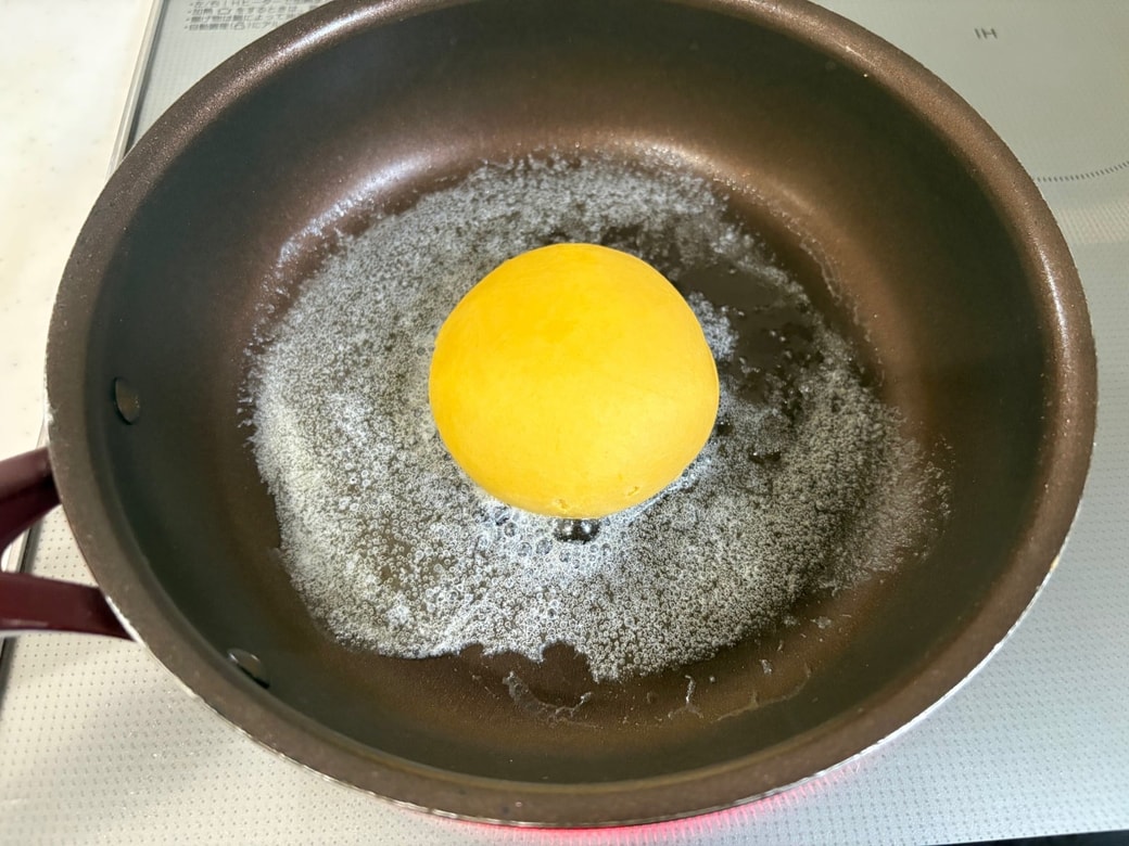 月見まんを焼く