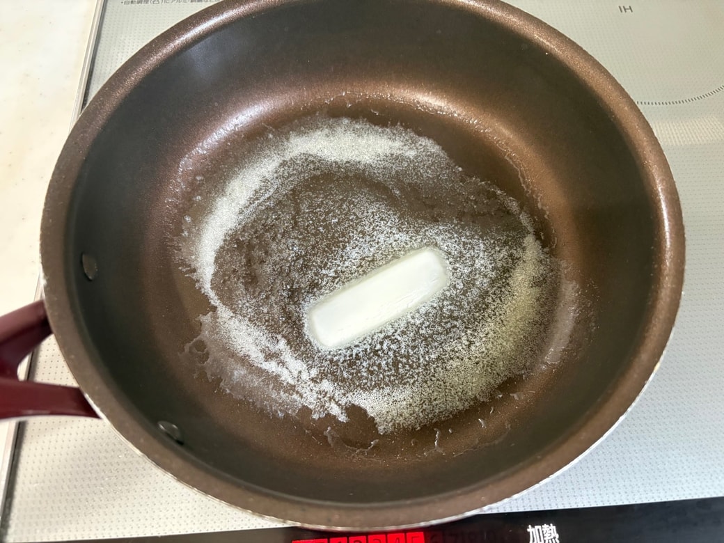 フライパンを熱してバターを溶かす