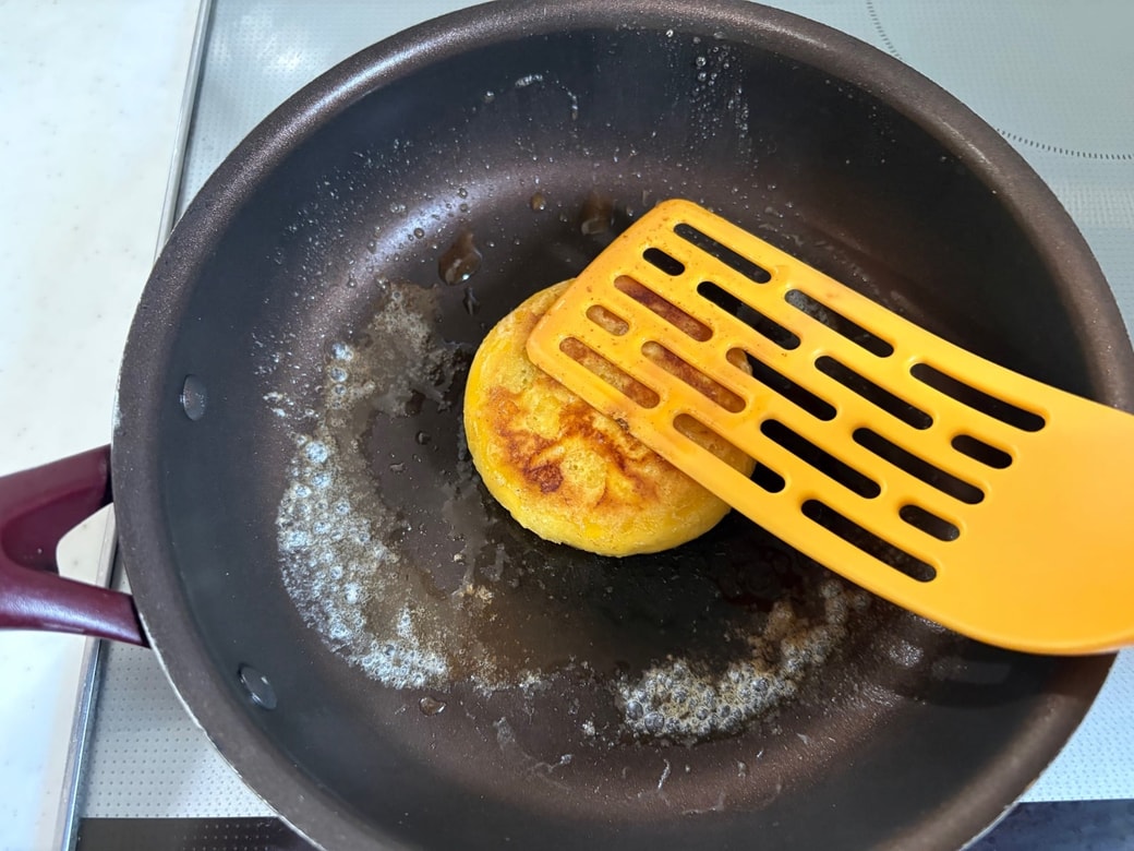 フライ返しで軽く押さえる