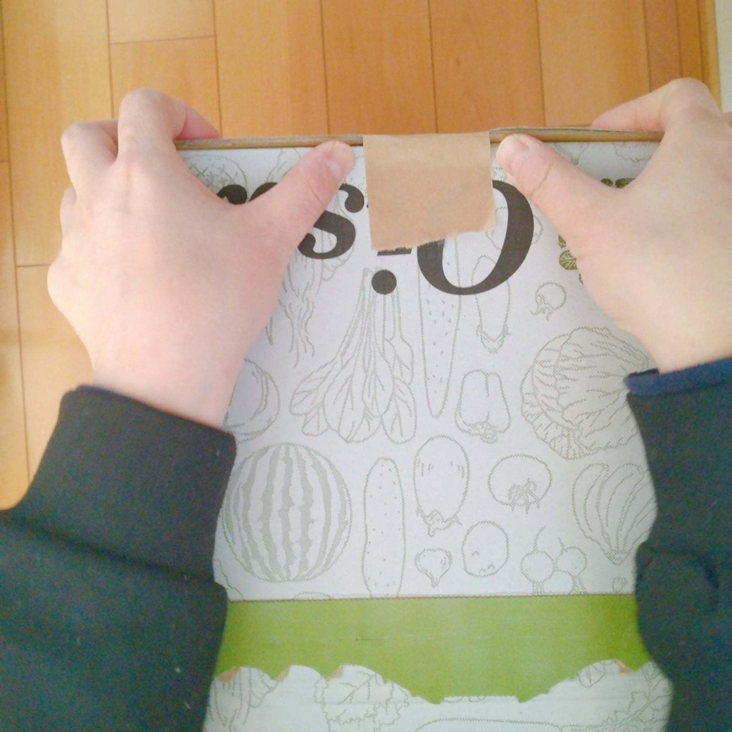 テープの両端を親指で押す