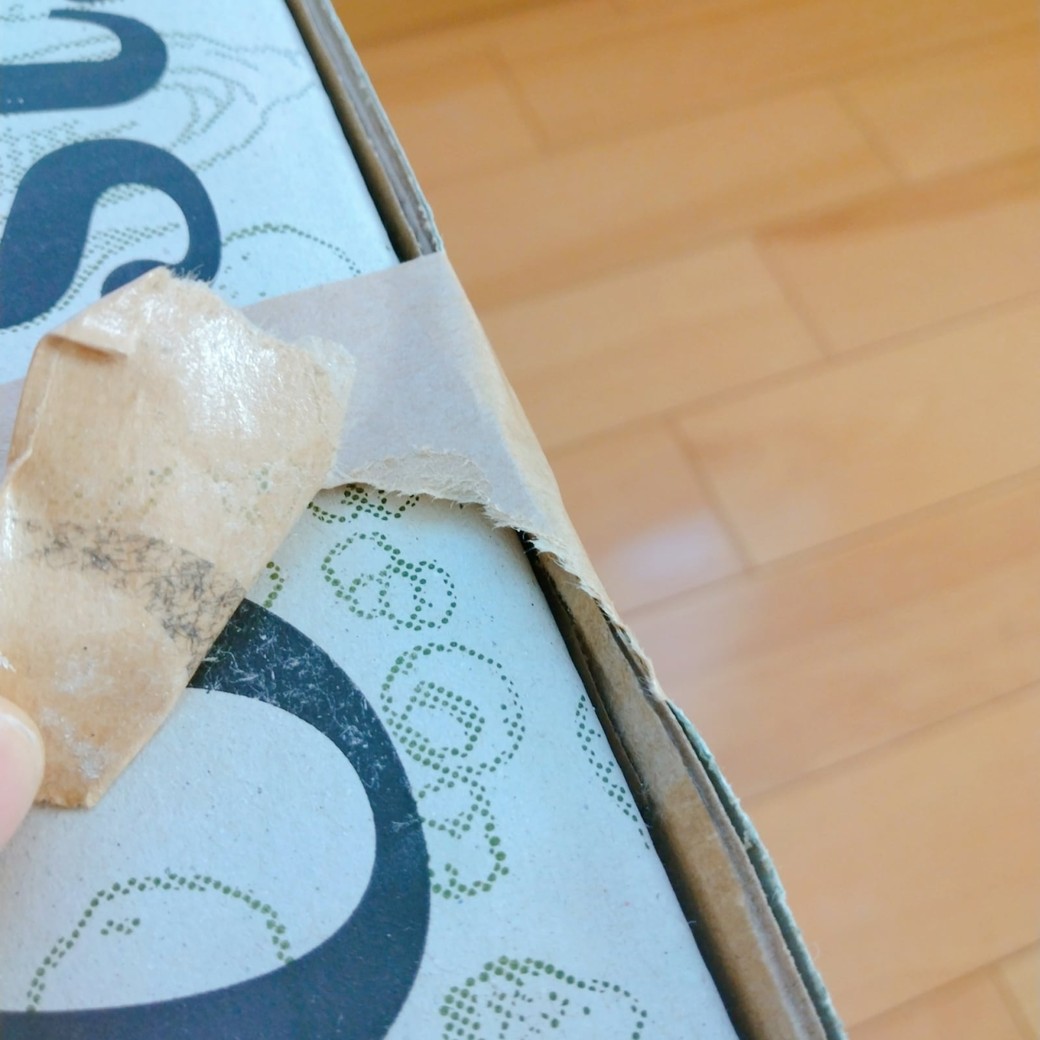 テープが剥がれて開いた段ボール