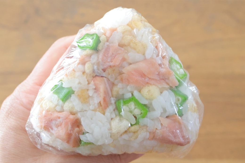 「鮭とオクラと天かすのおにぎり」