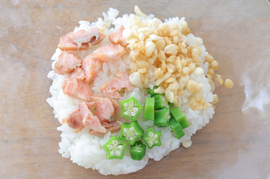 「鮭とオクラと天かすのおにぎり」