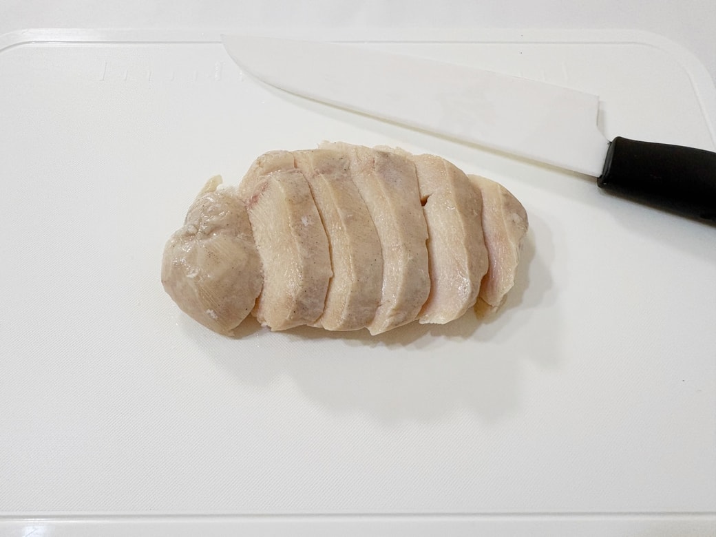 食べやすい大きさに切って薄力粉をまぶす